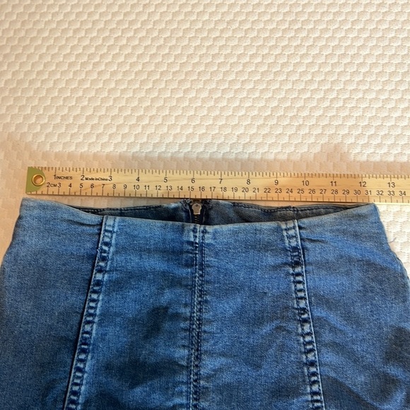 FREE PEOPLE DENIM MINI SKIRT SZ 4 COTTON RAYON POLY SPANDEX BOHO RETRO - Picture 7 of 9
